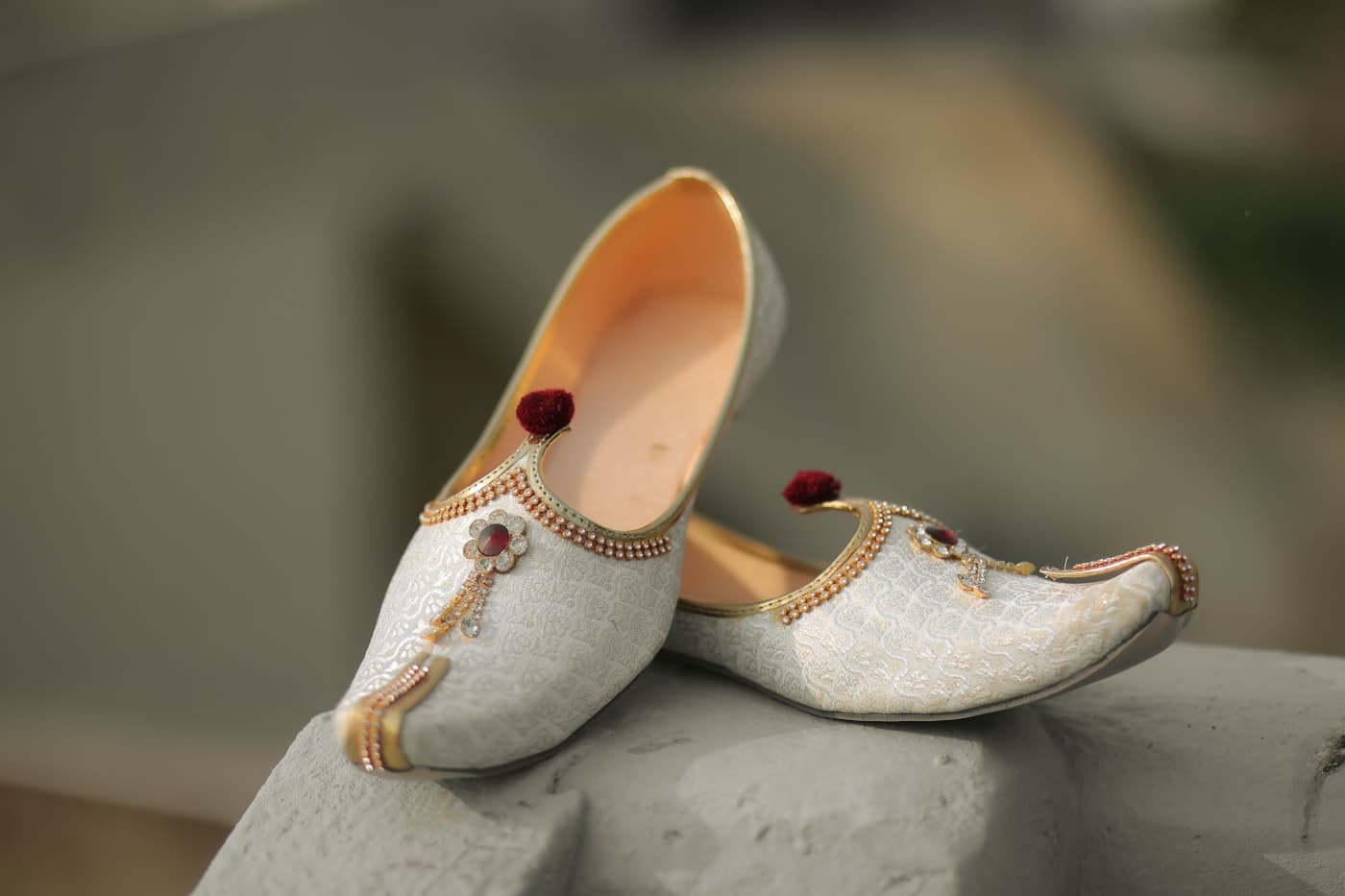 Ivory hand-embroidered groom jutti